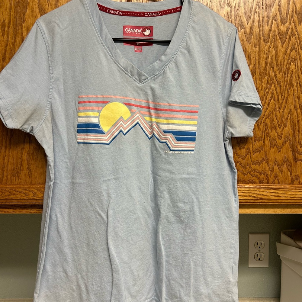 Canada Gear women’s Light Blue Graphic T-Shirt with Mountain Design size XL